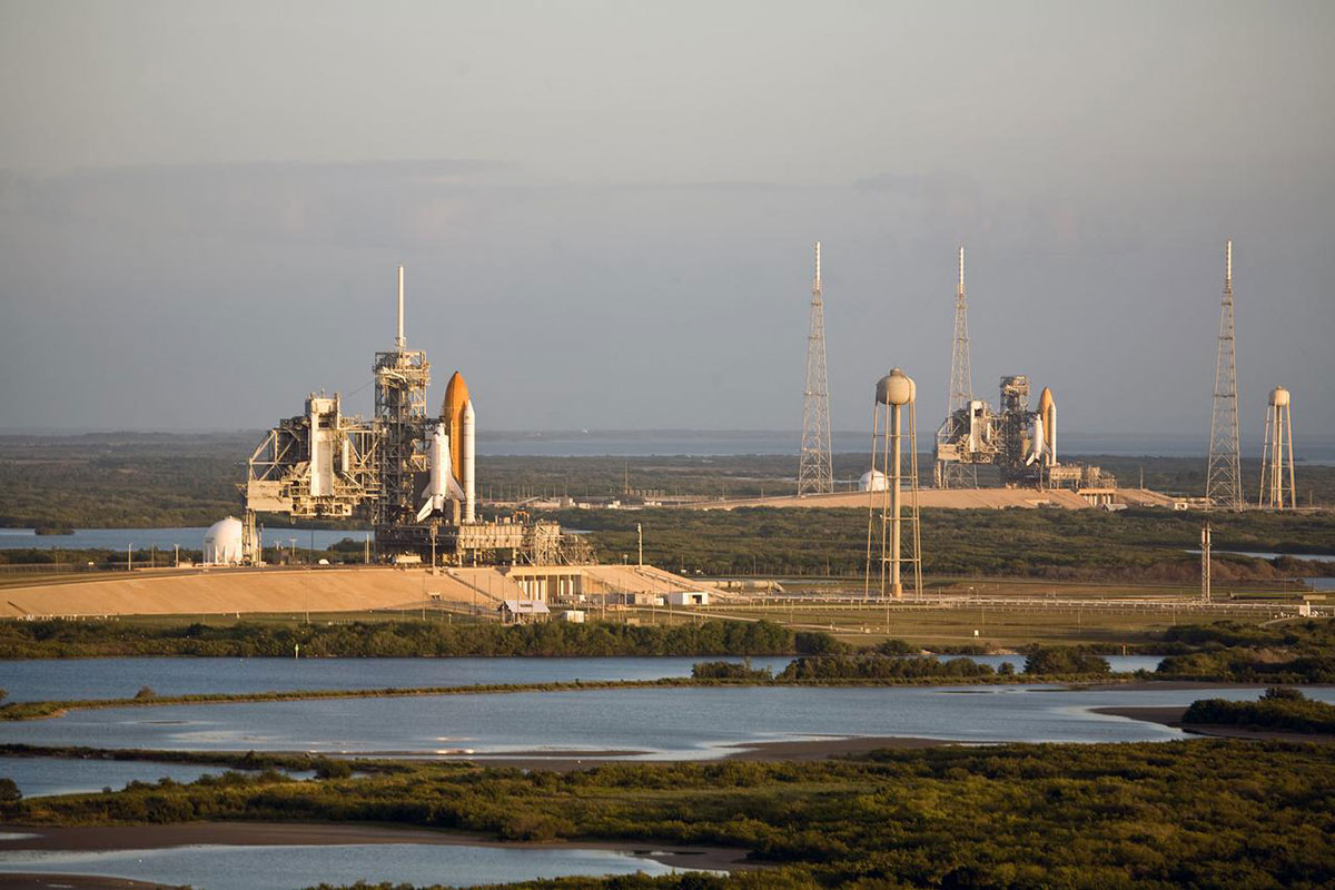 Space shuttles Atlantis (left) and Endeavor (right) on Launch Pads 39A and 39B respectively (2009).