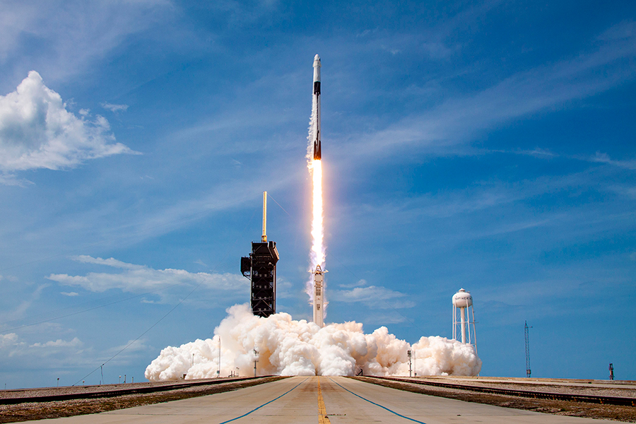 SpaceX Falcon 9 lifting off from launch complex 39A