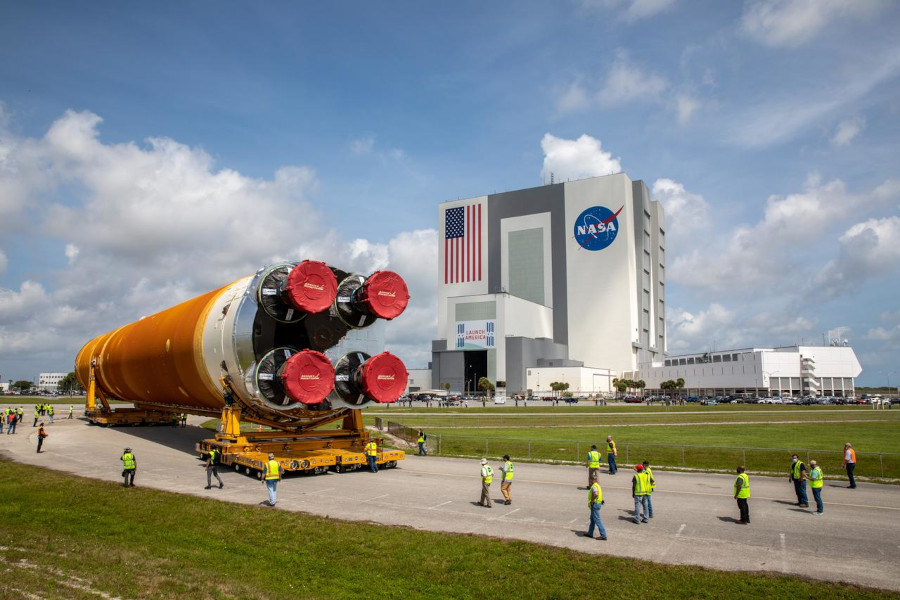 SLS Core stage makes its way to the VAB at Kennedy Space Center