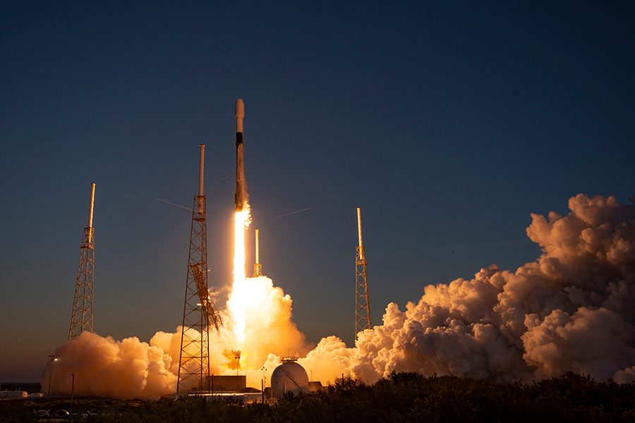 De SpaceX Falcon 9 wordt gelanceerd vanaf Space Launch Complex 40 op Cape Canaveral Space Force Station