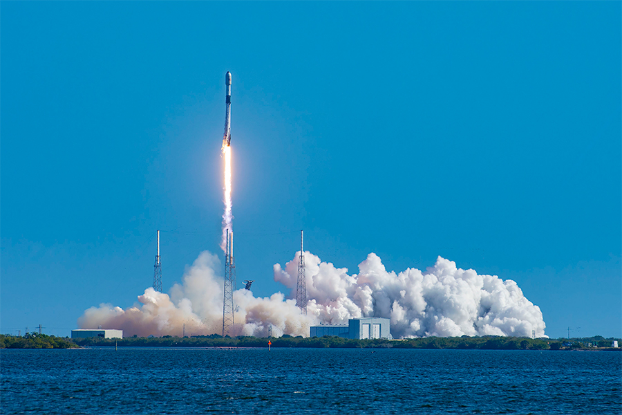 Lanzamiento del cohete SpaceX Falcon 9 Starlink 5-5