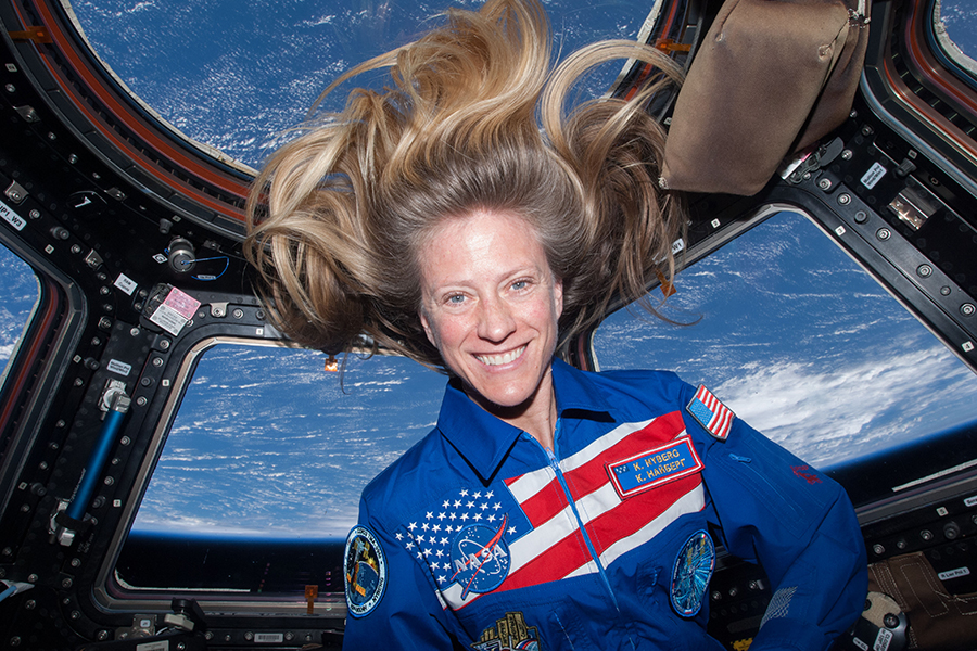 La astronauta Karen Nyberg dentro de la cúpula de la Estación Espacial Internacional