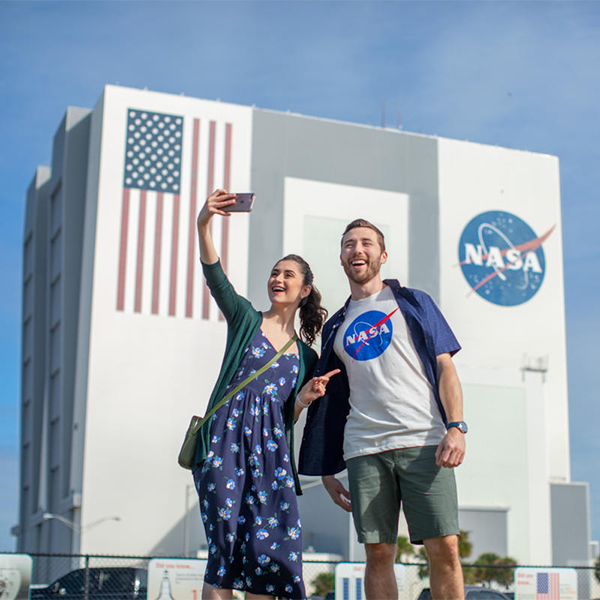 explore_tour_couple_in_front_of_vab_square
