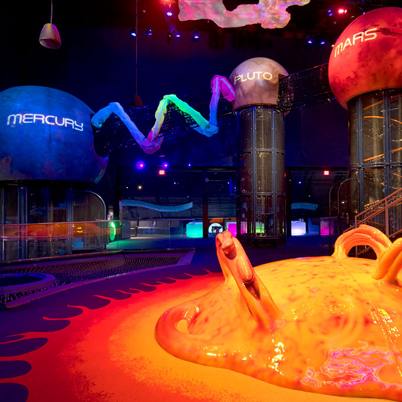 La segunda planta de Planet Play, en el Complejo de Visitantes del Centro Espacial Kennedy, presenta Mercurio, Plutón, Marte y el Sol.