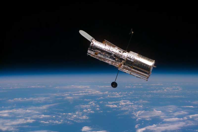 Hubble em órbita terrestre