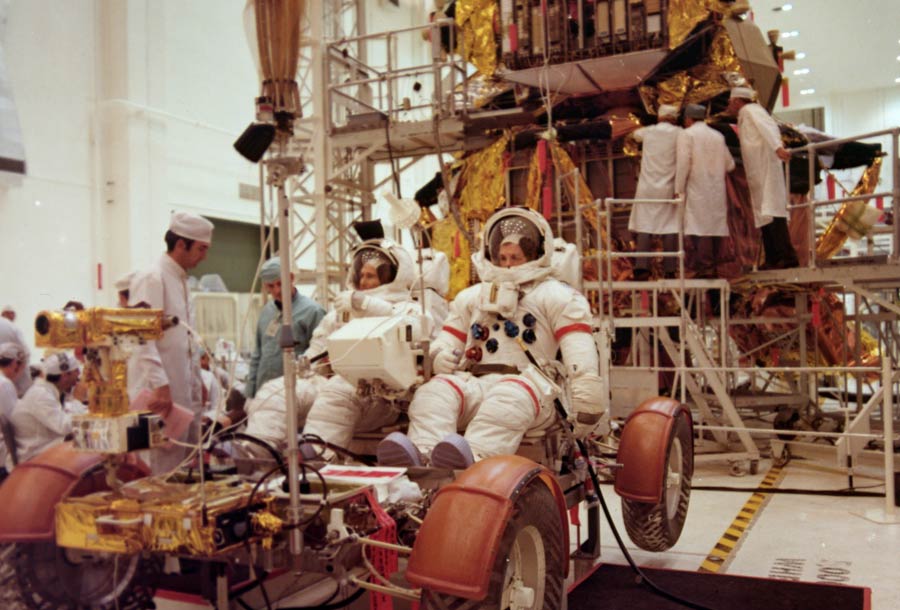 Scott (à esquerda) e Irwin (à direita) participam de uma verificação de ajuste do LRV antes do armazenamento no LM.