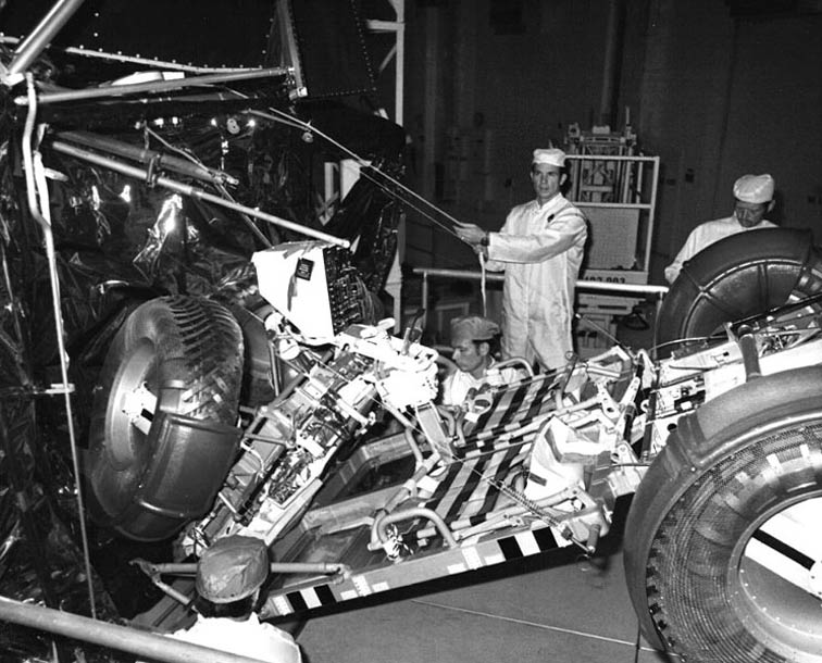 David Scott participando de uma verificação de ajuste do LRV, testando o hardware de implantação.