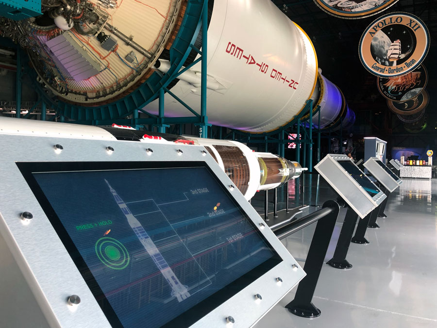 Simulação de foguete modelo no Apollo/Saturn V Center