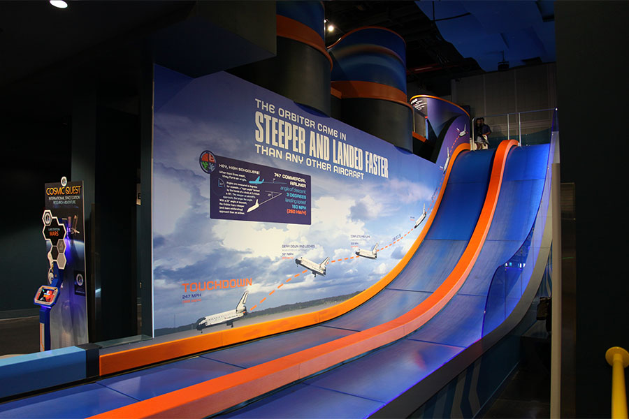 Vista lateral do escorregador do Atlantis