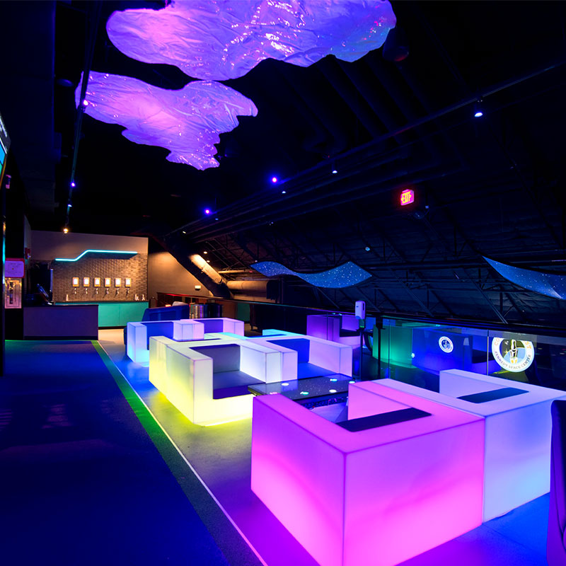 O Planet Play Lounge no Kennedy Space Center Visitor Complex permite que os pais assistam confortavelmente às brincadeiras de seus filhos. Ele também oferece uma seleção de café, vinho e cerveja.