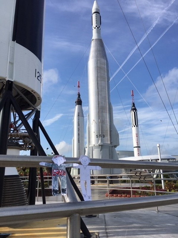 Flat Stanley e seu amigo Flat Stanley exploram o Rocket Garden no Kennedy Space Center Visitor Complex.