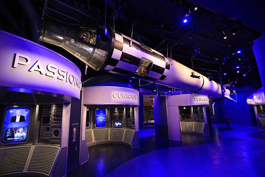 Módulos dentro de Heroes and Legends, destacando os nove atributos dos astronautas que fizeram história.