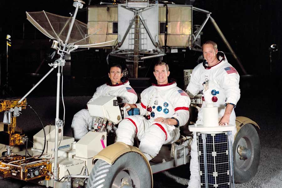 Estes três astronautas foram nomeados pela Administração Nacional da Aeronáutica e do Espaço (NASA) como os principais tripulantes da missão de pouso lunar Apollo 15. Eles são, da esquerda para a direita, James B. Irwin, piloto do módulo lunar; David R. Scott, comandante; e Alfred M. Worden, piloto do módulo de comando.