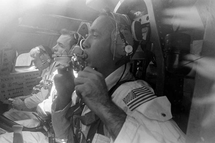 A tripulação principal da missão espacial Apollo 9 é vista dentro de uma caldeira do módulo de comando da Apollo durante atividade de treinamento de saída de água no Golfo do México. Em primeiro plano, estão os astronautas James A. McDivitt, comandante; David R. Scott, piloto do módulo de comando; e Russell L. Schweickart, piloto do módulo lunar.