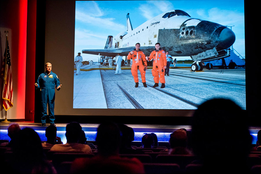 Astronauta respondendo a uma pergunta durante o Astronaut Encounter.