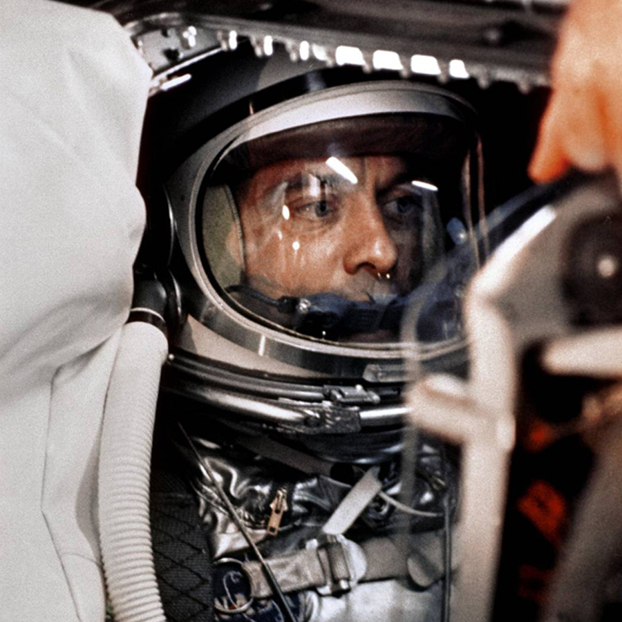 O astronauta Alan B. Shepard, Jr. senta-se em sua cápsula Freedom 7 Mercury, pronto para o lançamento. Apenas 23 dias antes, o cosmonauta soviético Yuri Gagarin havia se tornado o primeiro homem no espaço.