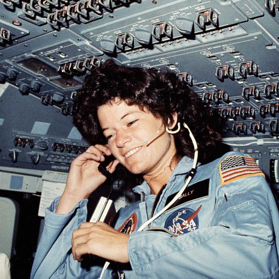 A astronauta Sally K. Ride, especialista da missão STS-7, comunica-se com os controladores de solo a partir da cabine de comando do ônibus espacial Challenger, em órbita da Terra.