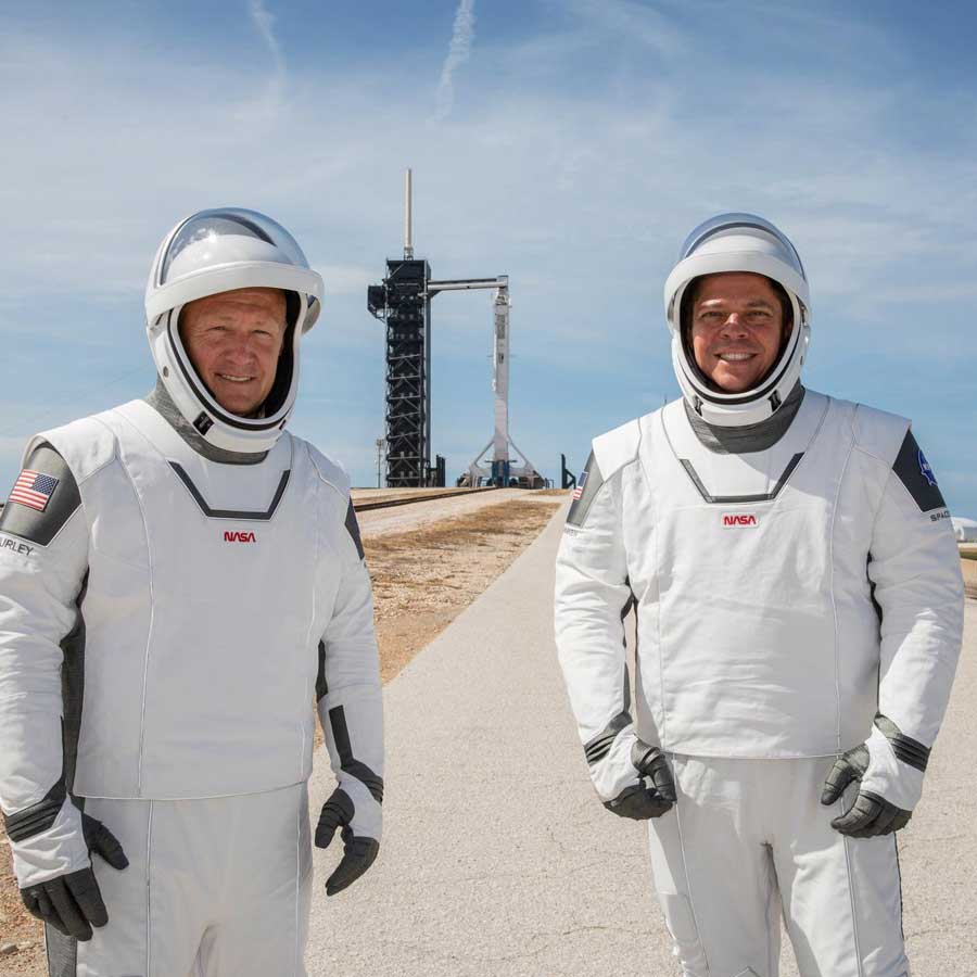 Os astronautas da NASA Douglas Hurley (à esquerda) e Robert Behnken (à direita) participam de um ensaio geral para o lançamento no Centro Espacial Kennedy da agência, na Flórida, em 23 de maio de 2020, antes da missão SpaceX Demo-2 da NASA para a Estação Espacial Internacional.