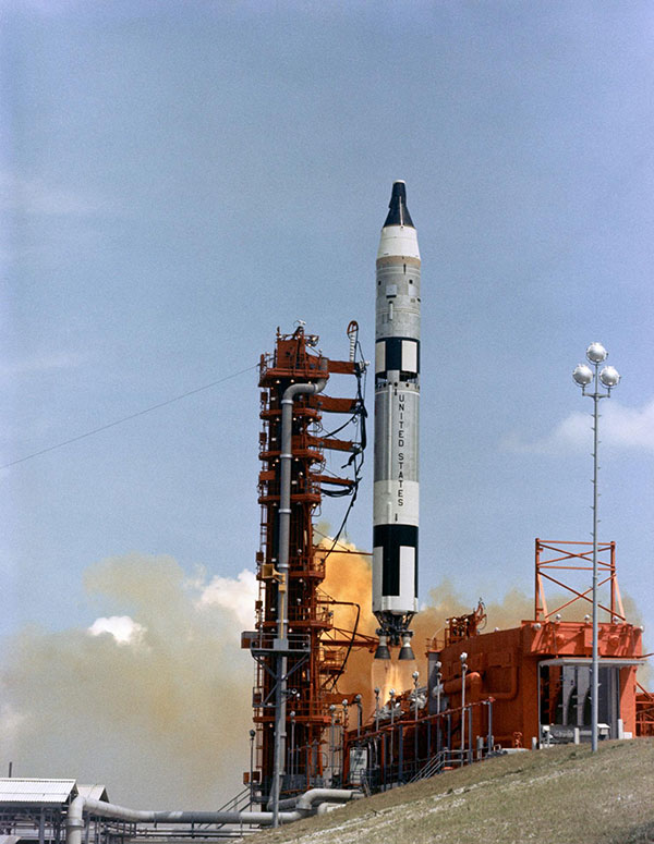 Veículo de lançamento Gemini/Titan-II #1 decolando em Cabo Kennedy, Flórida, em 8 de abril de 1964.