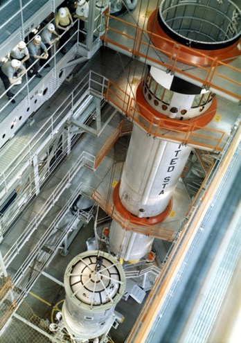 Gemini-Titan IIs em montagem final na fábrica da Martin Marietta em Middle River, Maryland 1965-66