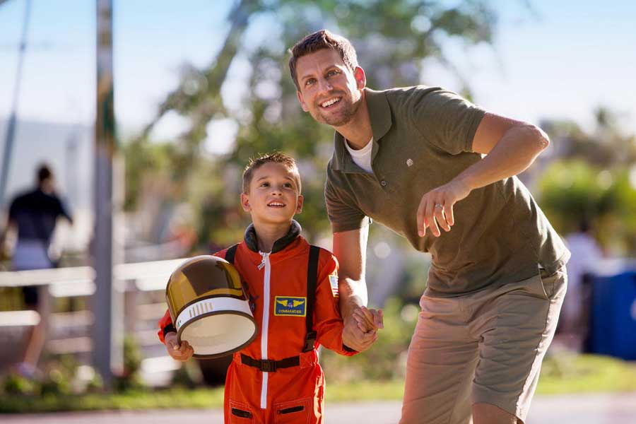 Pai e filho exploram o jardim de foguetes no Kennedy Space Center Visitor Complex.