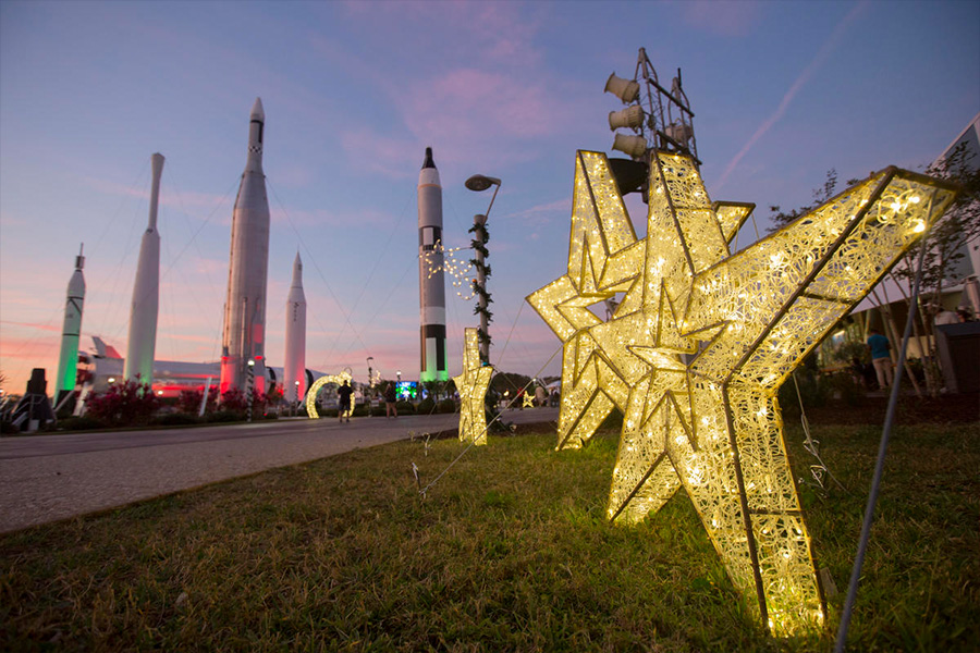 Luzes festivas em forma de estrela ficam no Rocket Garden no Kennedy Space Center Visitor Complex.
