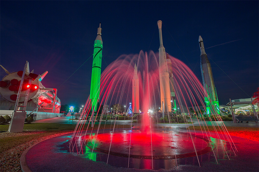 A fonte do Rocket Garden exibe cores festivas para o Holidays in Space no Kennedy Space Center Visitor Complex.