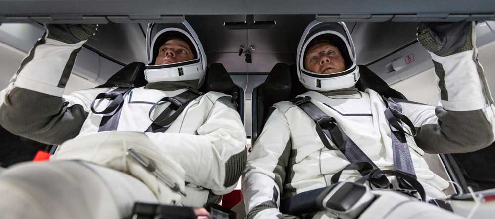 Os astronautas da NASA Doug Hurley e Bob Behnken se familiarizam com a Crew Dragon da SpaceX, a espaçonave que os transportará para a Estação Espacial Internacional como parte do Programa de Tripulação Comercial da NASA. Seu próximo teste de voo é conhecido como Demo-2, abreviação de Demonstration Mission 2 (Missão de Demonstração 2).