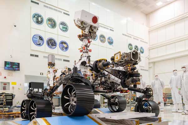 Em uma sala limpa no Laboratório de Propulsão a Jato da NASA em Pasadena, Califórnia, os engenheiros observaram o primeiro teste de direção do rover Mars 2020 da NASA em 17 de dezembro de 2019.