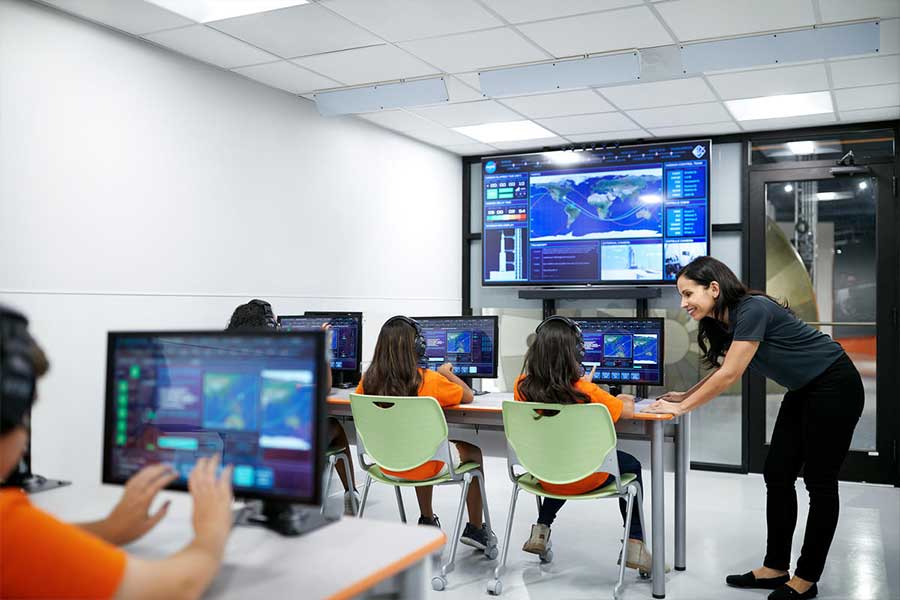 Alunos completando uma missão virtual no programa Astronaut Training Experience.
